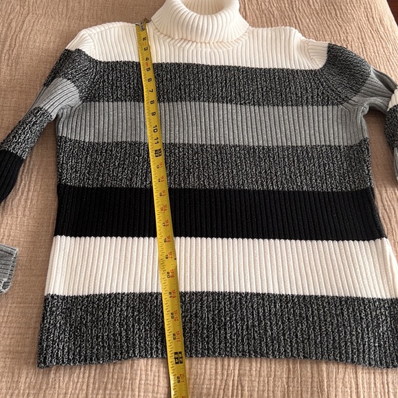 Sweaters - Picture 4 of 9